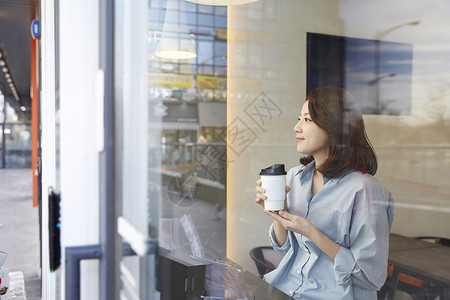 坐在窗边喝咖啡的成年女子咖啡馆高清图片素材