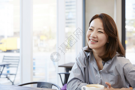 咖啡馆放松的女青年食堂高清图片素材