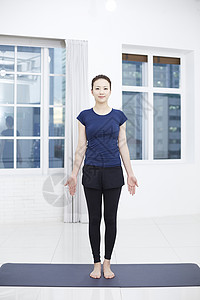 住房运动装姿势瑜伽伸展年轻女韩国图片