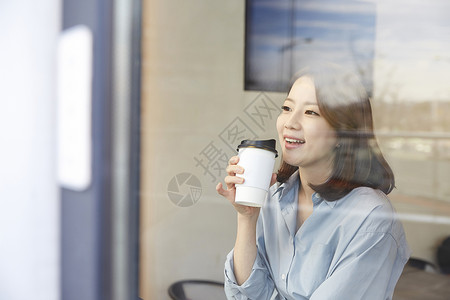 喝咖啡微笑的年轻女子食物高清图片素材