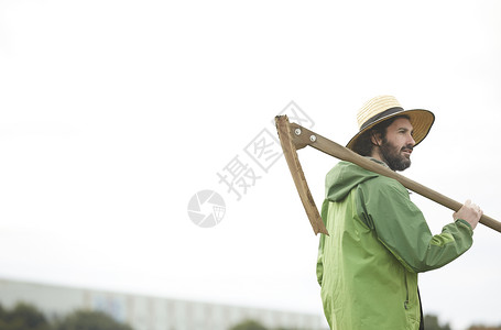 外国男人扛着农具养殖高清图片素材