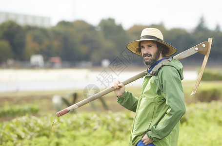 外国人体验农业种植青年高清图片素材