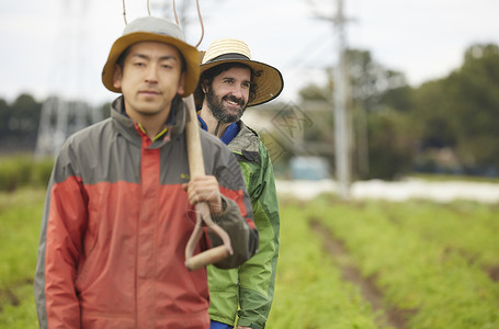 外国人体验种植生活黑桃高清图片素材