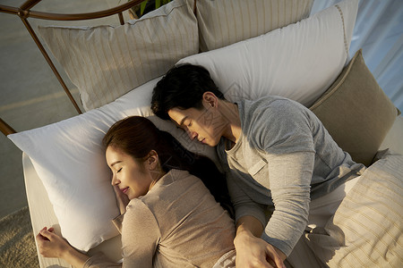 超时妻子躺下情侣韩国人图片