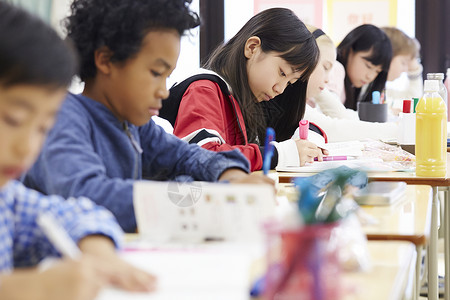 户内教室小学生国际学校课堂现场多样性高清图片素材