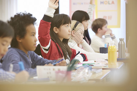 小学生专心国际学校课堂现场男孩们高清图片素材