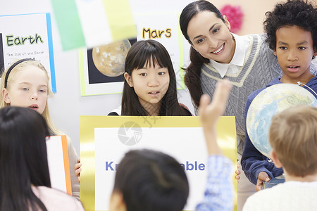 国际学校班级同学举手回答问题小姑娘高清图片素材