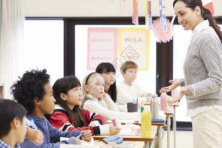 老师在国际学校课堂讲课女孩高清图片素材