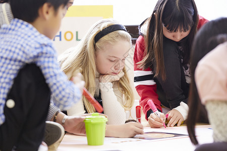 国际学校小学生交流学习男孩们高清图片素材