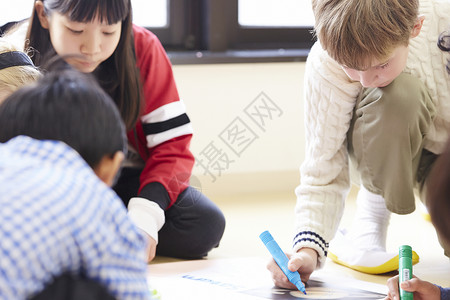 黑人白人黄种人国际学校小学生交流学习背景