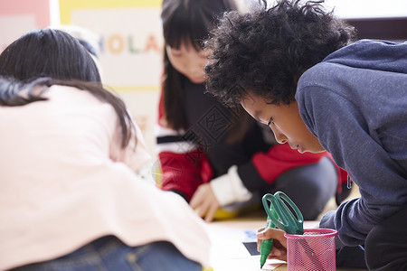 国际学校小学生交流学习笑容高清图片素材