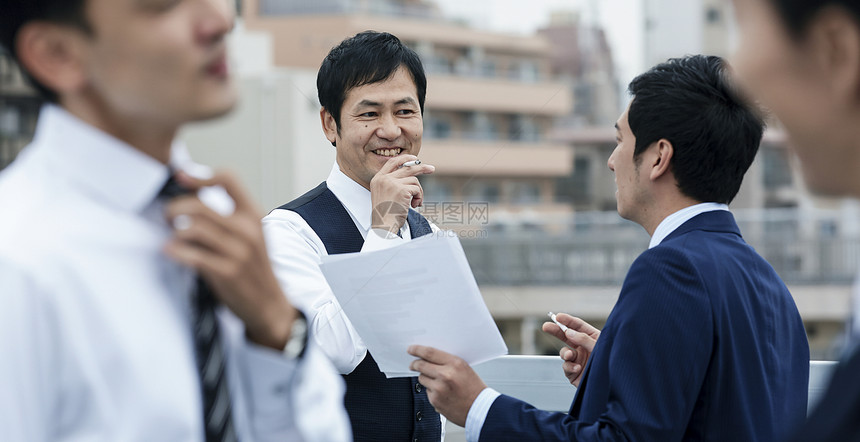 商人在楼顶休息抽烟图片