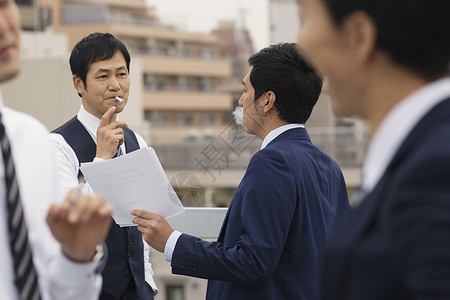 户外吸烟的男士图片