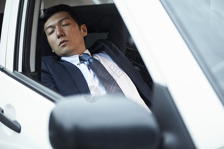 汽车内睡觉的商人表演高清图片素材