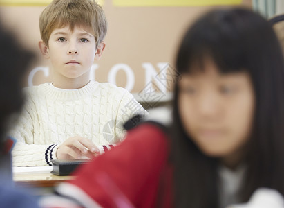 国际学校课堂认真听课的学生男孩们高清图片素材