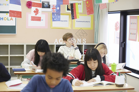 国际学校课堂上写字的学生孩子高清图片素材