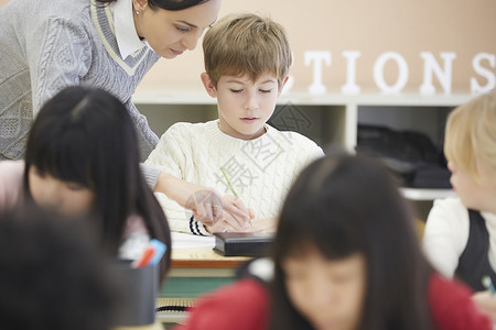 小朋友在国际学校上课图片