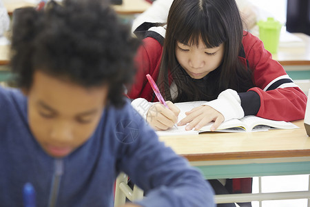 小朋友在国际学校上课女孩高清图片素材