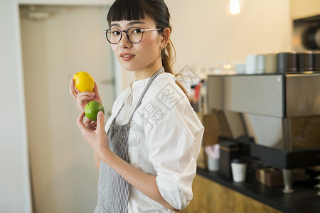 开单人人物在咖啡馆工作的妇女食品业务图片