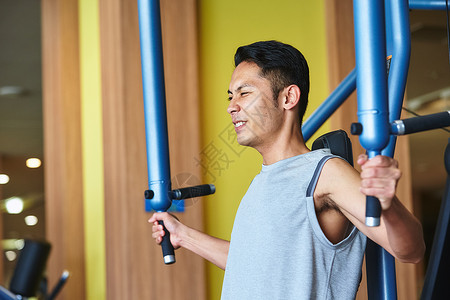 健身房运动锻炼器械的男人图片