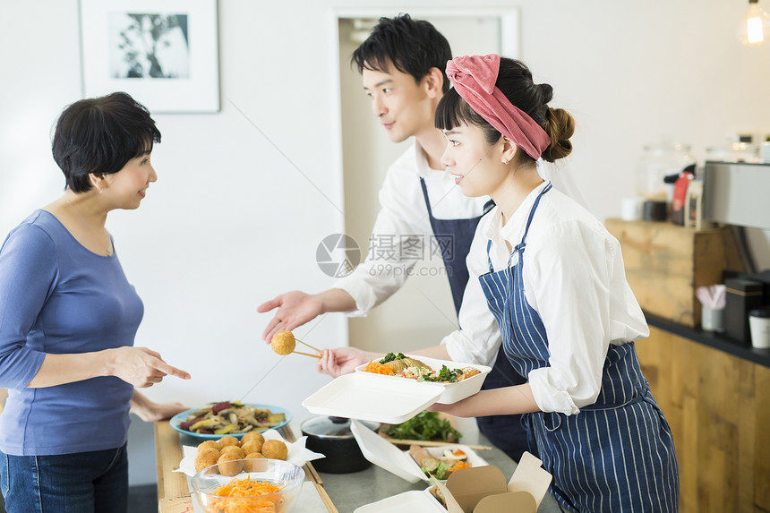 开菜肴三十几岁卖午餐盒食物事务的已婚夫妇图片