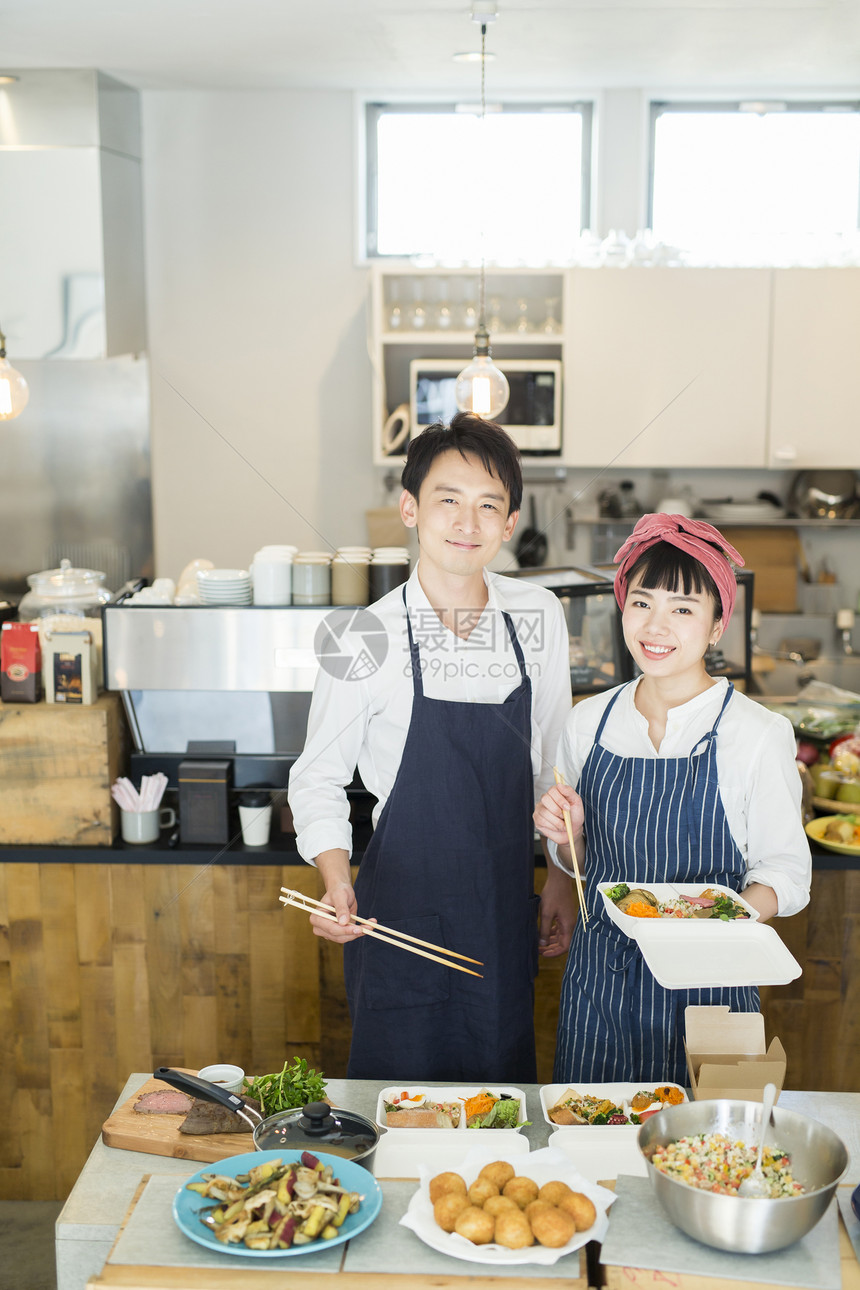 拥有者餐厅盘卖午餐盒食物事务的已婚夫妇图片