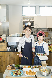 拥有者餐厅盘卖午餐盒食物事务的已婚夫妇图片素材