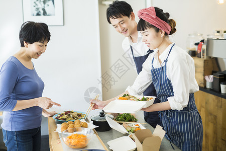 午餐练习午餐盒在咖啡馆工作的员工和客户食品业务图片素材