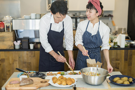 包装咖啡人物卖午餐盒食物事务的已婚夫妇图片