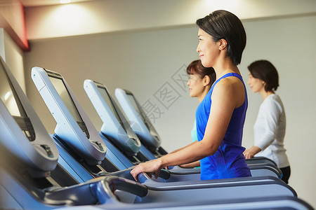 30多岁训练人物在健身房锻炼的妇女图片