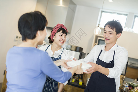 碟笑容人物卖午餐盒食物事务的已婚夫妇图片