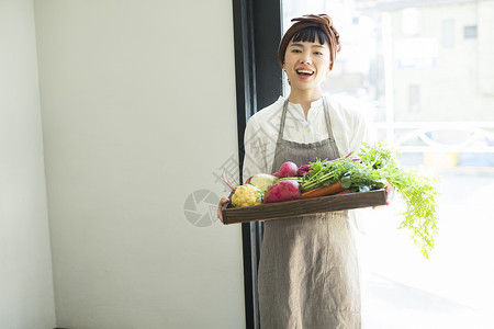 盘职业青春在咖啡馆工作的妇女食品业务图片