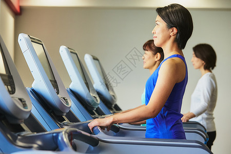 中年女性健身房运动减肥图片