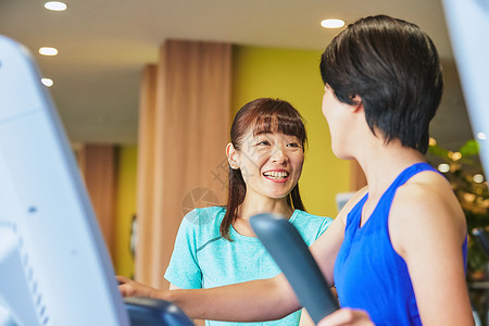 中年女性健身房运动减肥图片