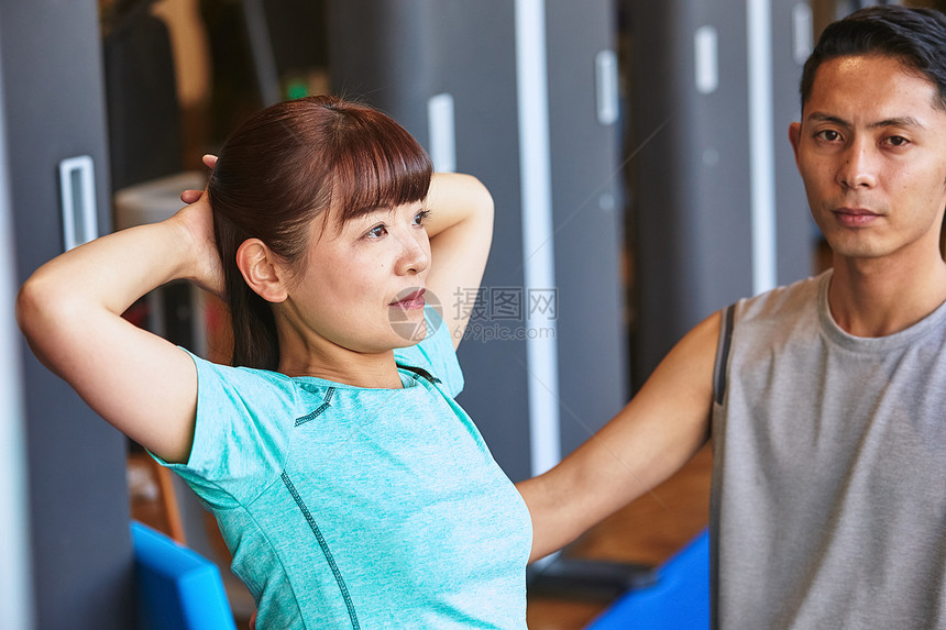 新鲜室内亚洲行使在健身房的妇女和教练员图片