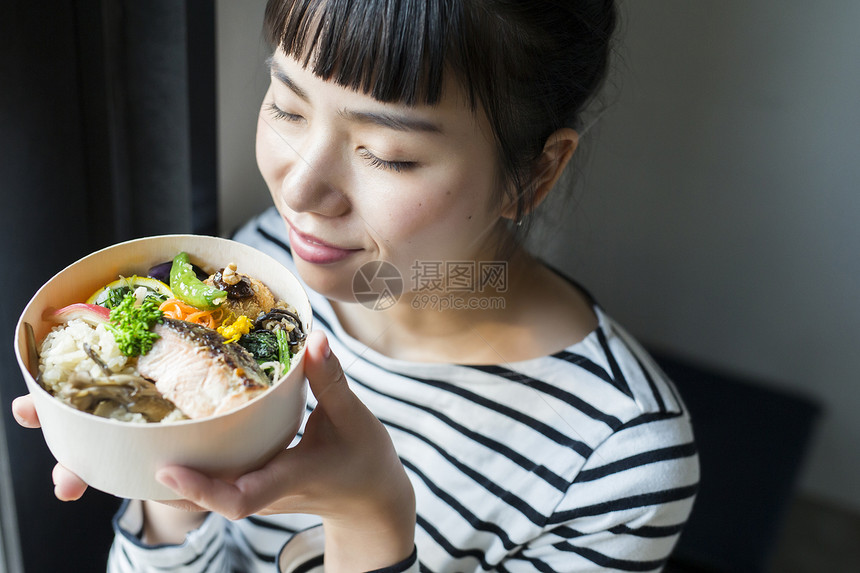 职业米饭遵守在咖啡馆工作的妇女食品业务图片