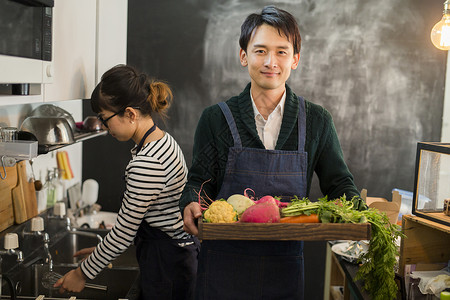 夫妇人物就职典礼嫁给了一家咖啡馆的食品企业图片