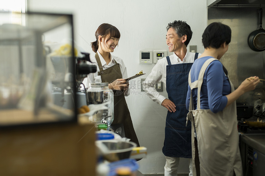 室内在餐馆工作的一家人图片