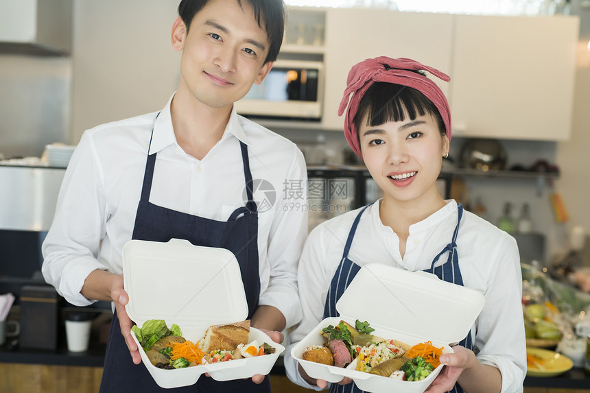 餐馆里做好午餐的年轻夫妇图片