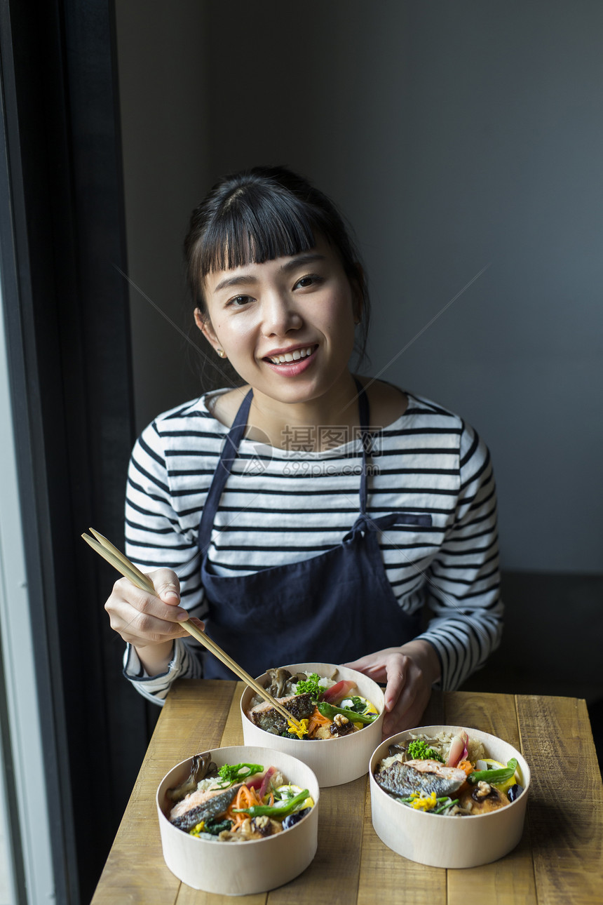 店主在咖啡馆吃午餐图片