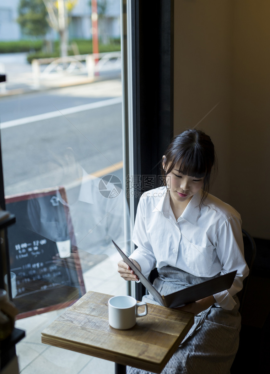 咖啡店里的年轻女员工图片