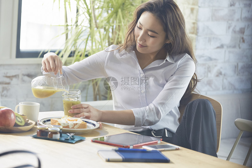 职业女性吃早餐图片