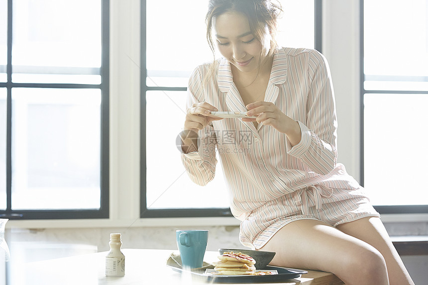 房屋摄影流行喜欢时尚家常餐的女图片