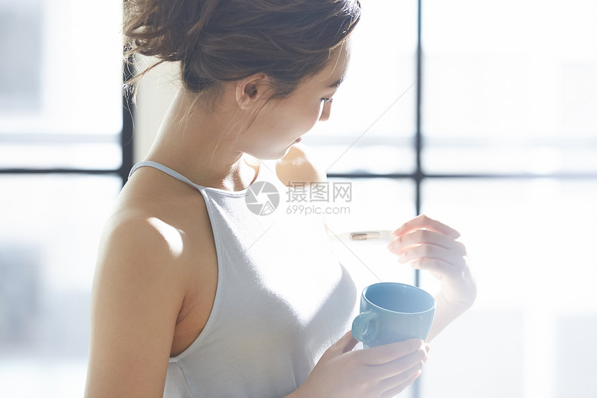 年轻居家美女喝下午茶图片