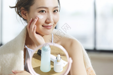 居家护肤保养的年轻女人日本人高清图片素材