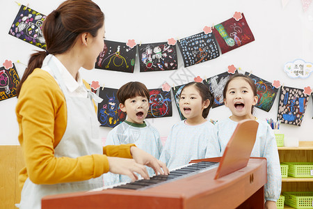 幼儿园老师教小朋友弹钢琴成人高清图片素材