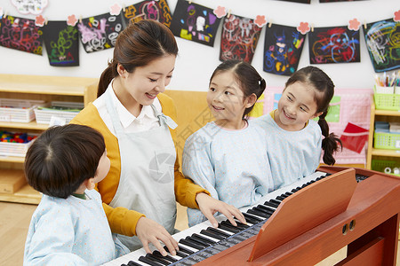 幼儿园老师教小朋友唱歌年轻女子高清图片素材