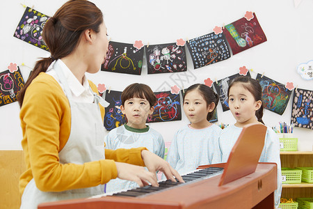 幼儿园老师教小朋友唱歌键盘乐器高清图片素材