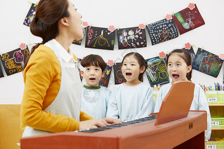 幼儿园老师教小朋友唱歌校舍高清图片素材