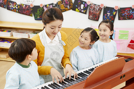 幸福钢琴坐幼儿园孩子老师韩语男孩高清图片素材